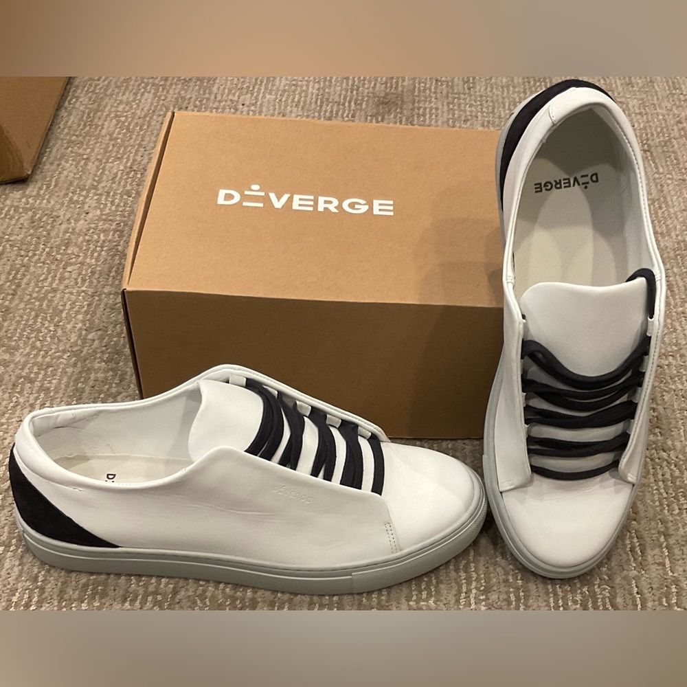 Erge Men's White and Black Athletic Sneakers